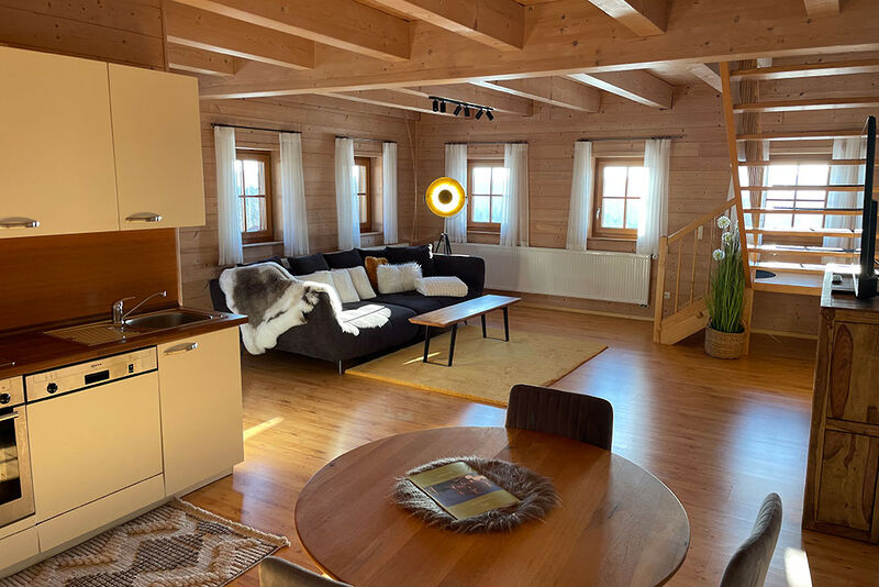 Geräumiger Wohnbereich in der Holzhaus-Suite